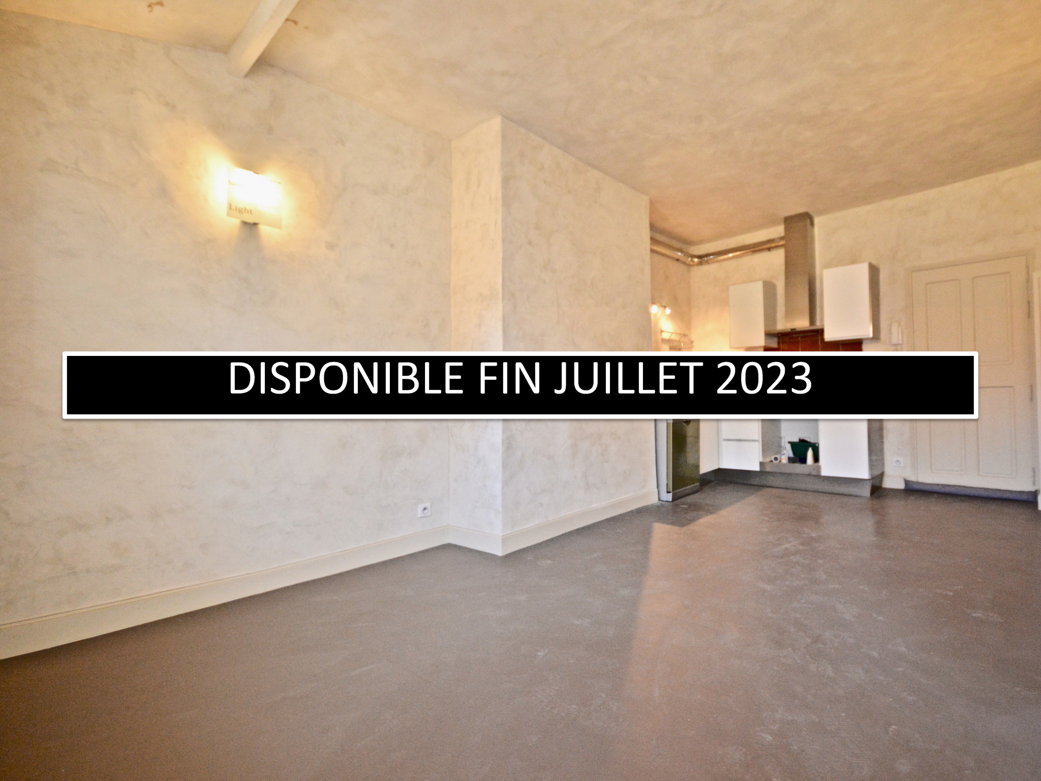 Grand appartement en location 980 EUR par mois à Aix-En-Proven